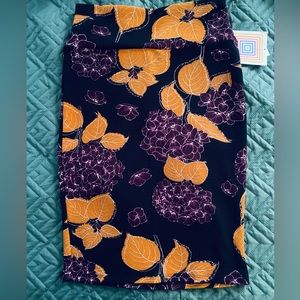 🎊🎊NWT: LuLaRoe shirts and skirts🎊🎊